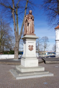 Het standbeeld van Louise Henriette midden in Oranienburg werd in de 19e eeuw door de burgerij geschonken.