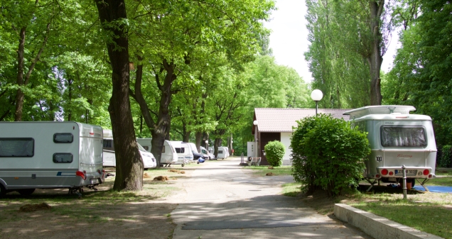 De City-Camping ligt op een langgerekte eilandpunt tussen twee takken van de Spree.