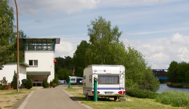 De voormalige wachttoren van Checkpoint Bravo is nu toiletgebouw van de camping