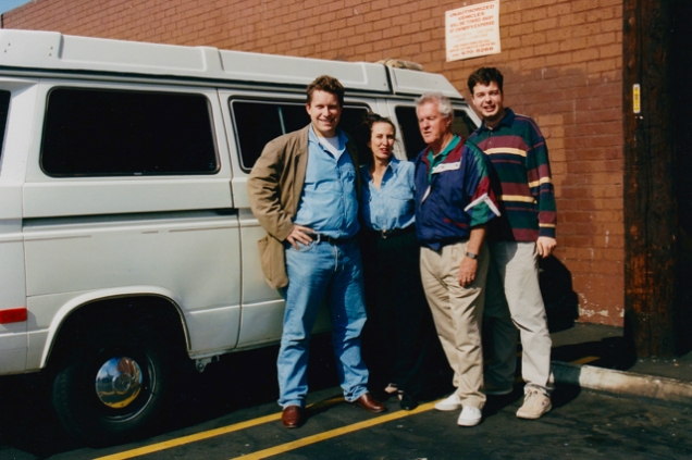 Bernard, Aura Nell, Tom en Robin (Westyman) bij de overdracht van de Vanagon vlakbij LAX